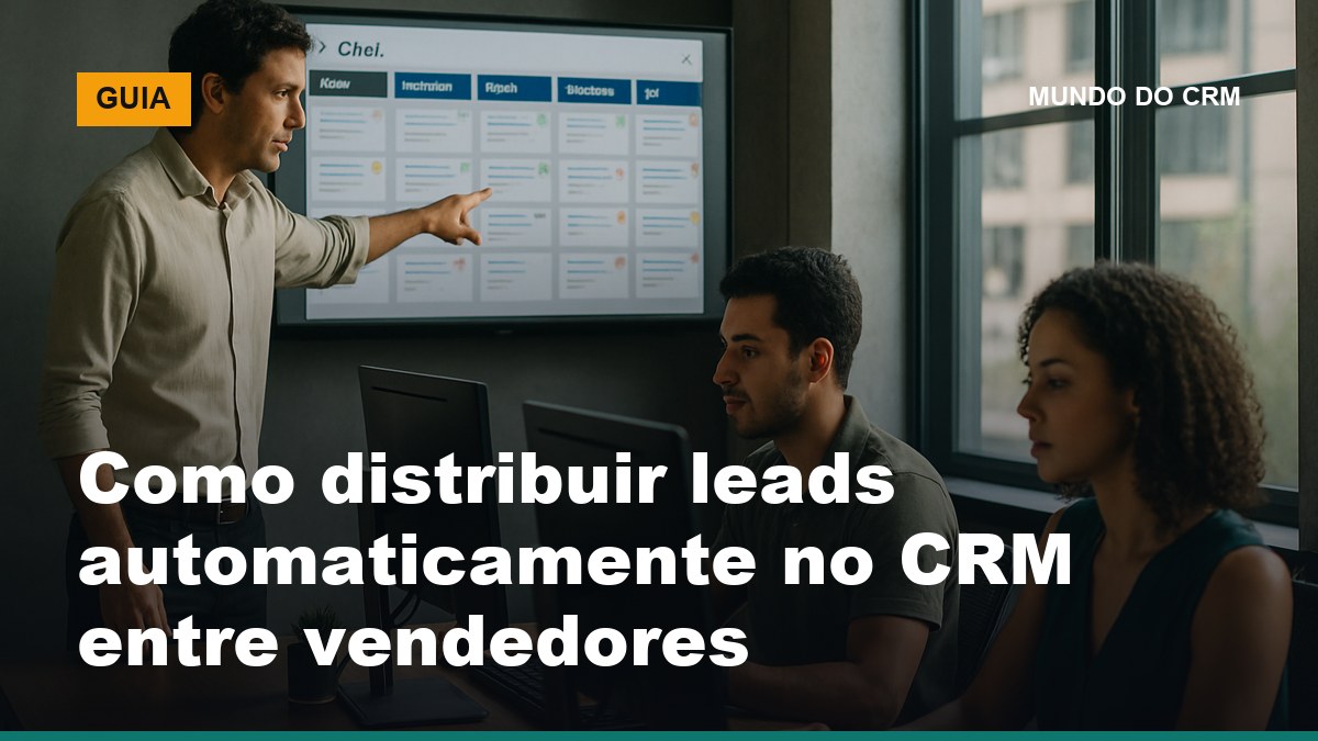 Equipe de vendas brasileira acompanhando a distribuição automática de leads no CRM em telas com funil e fila de atendimento