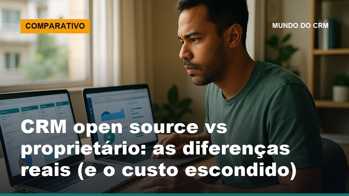 Analista compara CRM open source e proprietário em duas telas de notebook num escritório brasileiro