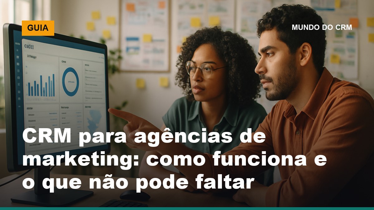 Equipe de agência de marketing brasileira analisando dashboard de CRM multi-cliente em monitor no estúdio criativo